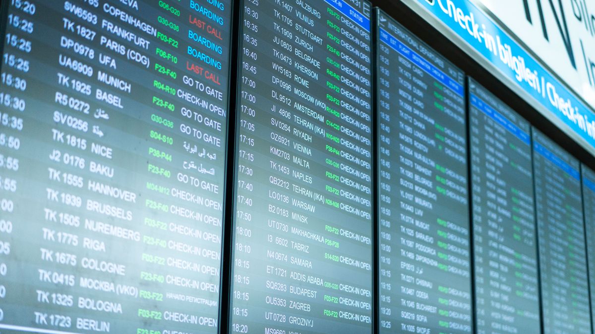 공항 체크인 안내판에 표시된 여러 항공편의 탑승구 정보와 탑승 마감 임박 상태 화면